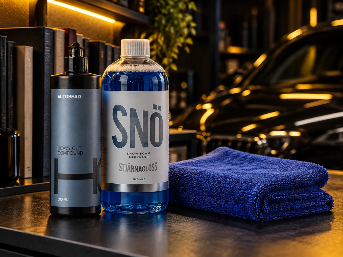 AutoBead Heavy Cut Compound, Stjärnagloss SNÖ snow foam and a Mammoth Infinity XL drying towel in front of a shelf of books