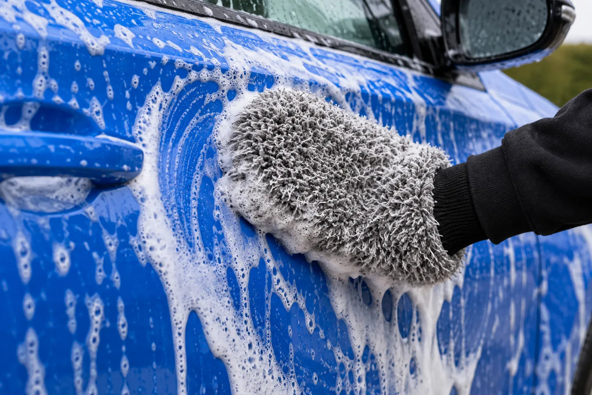 Purestar grey Double Twist Wash Mitt washing the soapy door of a blue car
